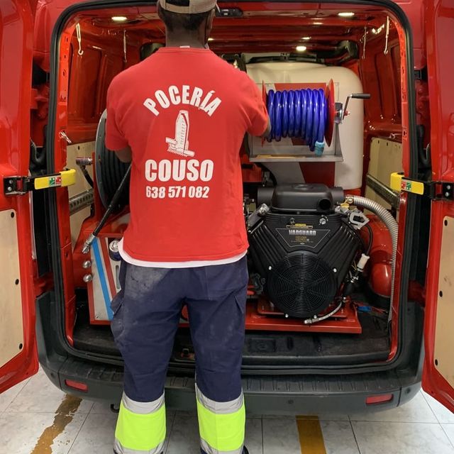 Pocería Couso trabajador organizando